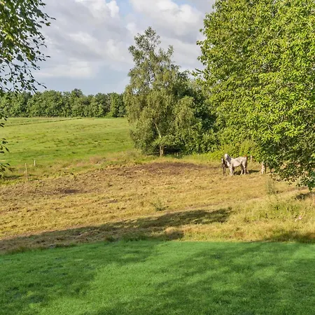 2 Bedroom Awesome In Prázdninový dům Give